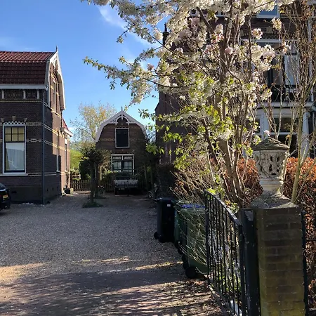 Het Koetshuis بيت للعطل *