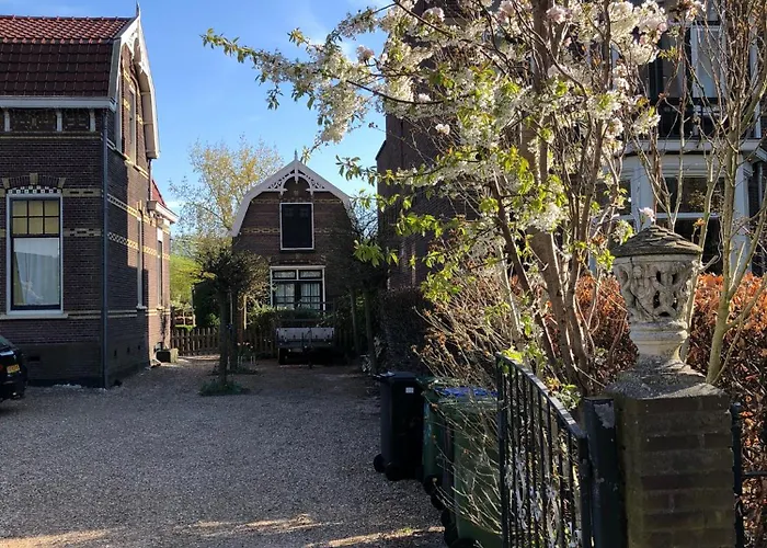 Het Koetshuis بيت للعطل *